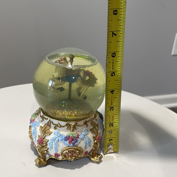 Vintage 1991 Cape Craftsmen Snow globe plays  Carousel Waltz collectible - Picture 13 of 14